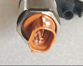 China DENSO injector 095000-0220, 095000-0221, 095000-0222 for ISUZU 6SD1 1153003470, 1153003473, 1-15300347-3 supplier